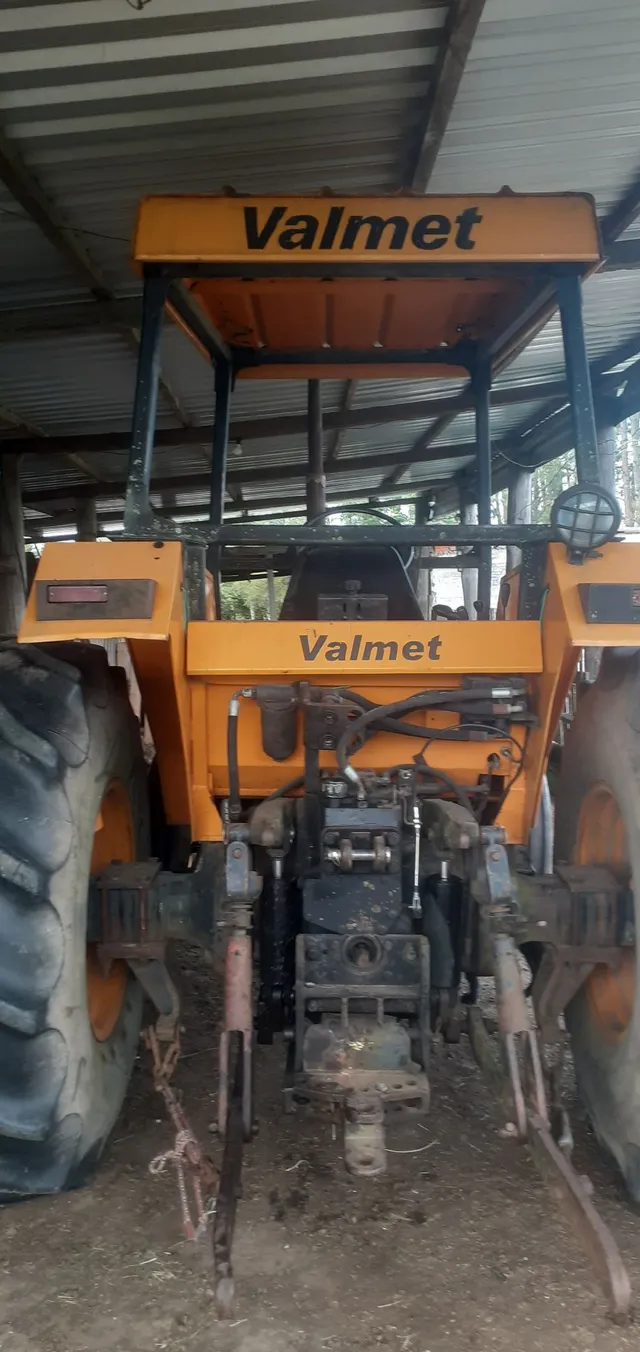 Trator valmet 880 e 85 com implementos 