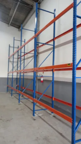 porta pallet, semi pallet, prateleira, gôndola, estande de aço com prateleiras em MDF