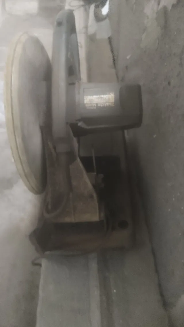 Vendo uma policorte da Makita m2401 