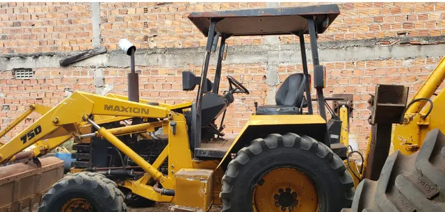 Vende-se retroescavadeira MF 750 traçada 