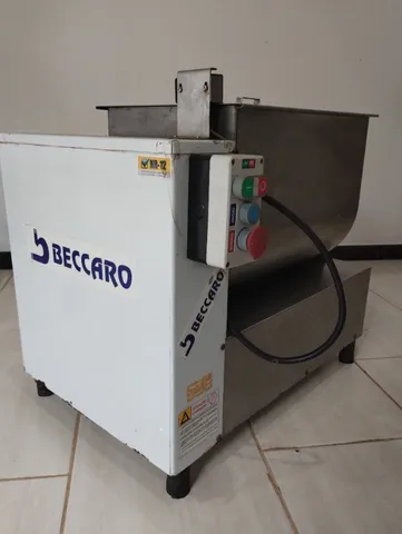 Misturador de carne beccaro 25 kg inox, ensacador/canhão e caixa frigorífica 