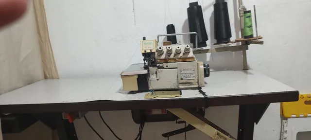 Máquina de costura interloque 