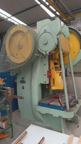 Prensa excêntrica 140 tons modelo Americano