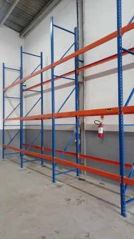 porta pallet, semi pallet ( com prateleiras de MDF ), mezanino e cantilever.