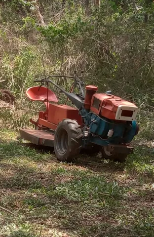 Micro trator tobata com roçadeira 