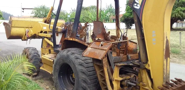 Retroescavadeira Caterpillar 416E parada