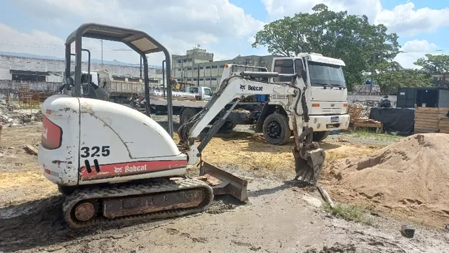 Mini escavadeira Bobcat 325