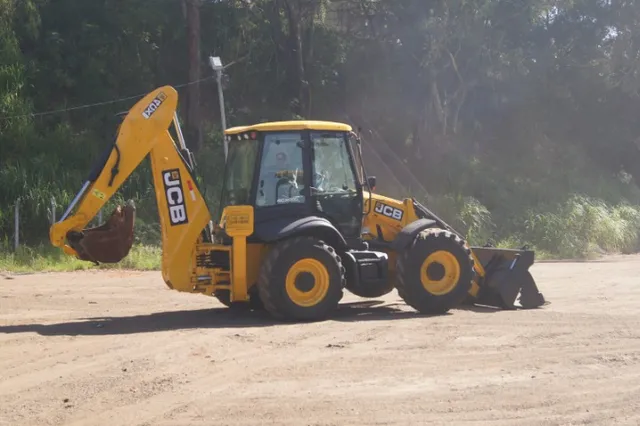 Retroescavadeira JCB 4CX - 2012