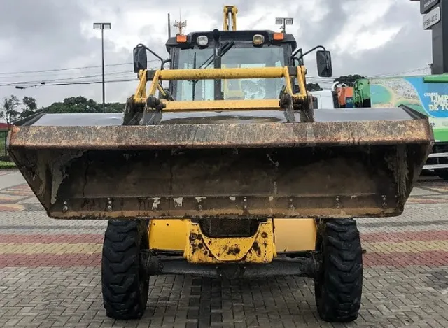 Retroescavadeira New Holland 2014. 