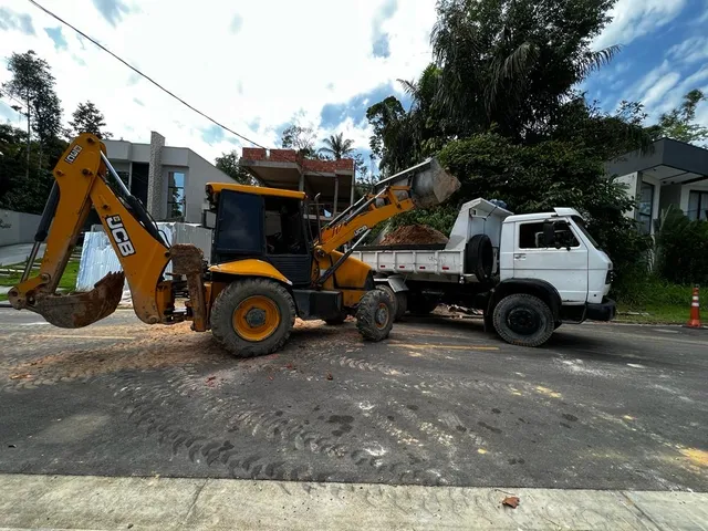 Serviços com retroescavadeira 