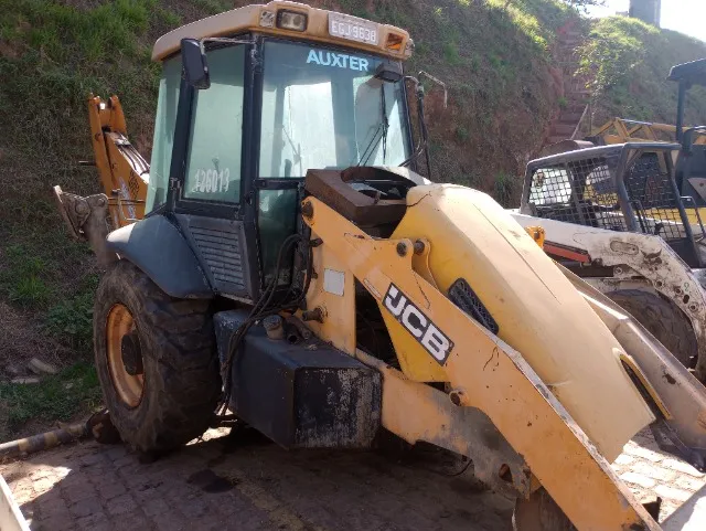 3 - Retroescavadeira JCB 3C 4x4 