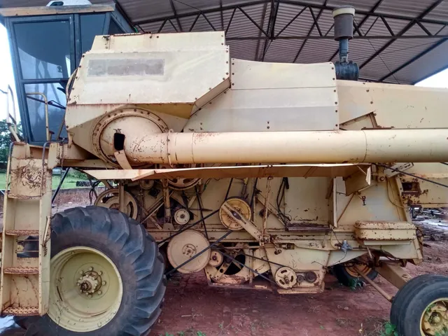 Colheitadeira NH8040
