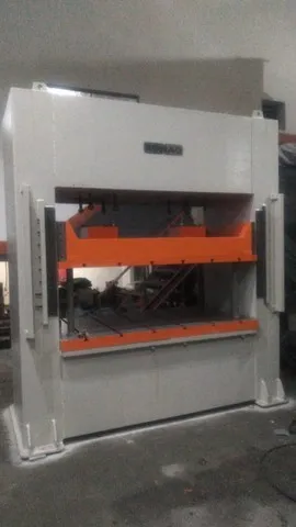 Prensa hidráulica Romaq 200 ton
