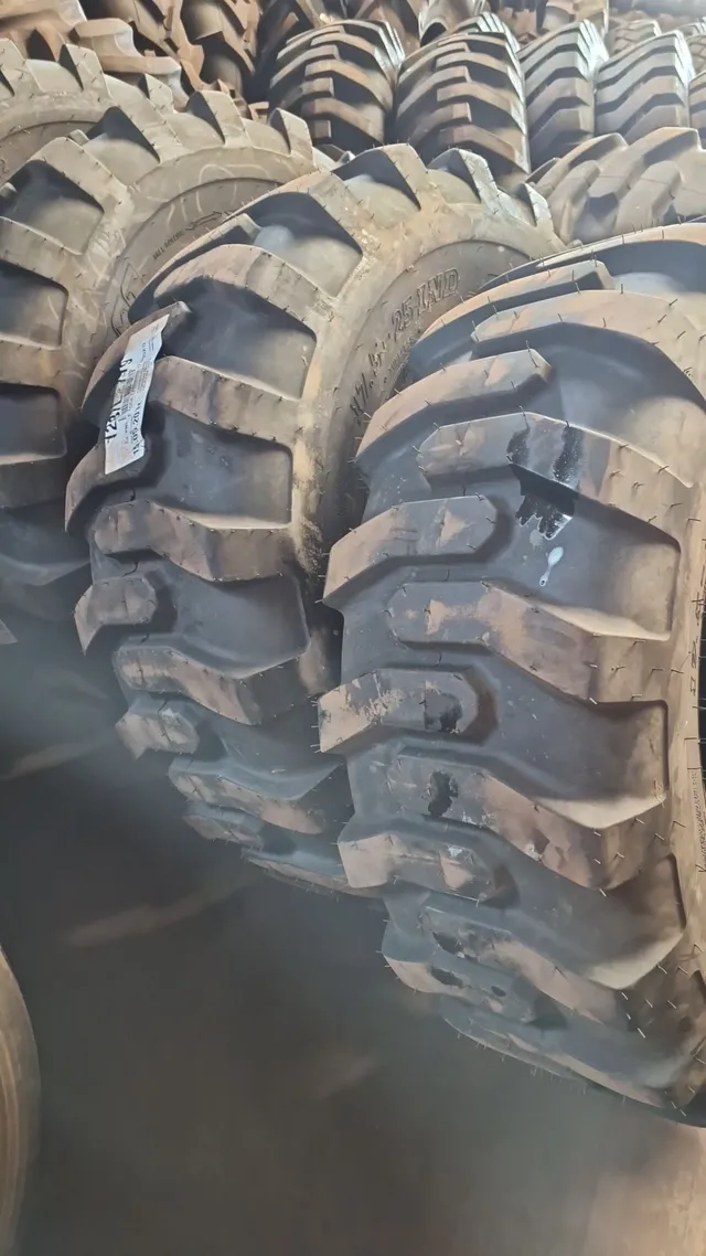 Pneu 17.5x25 novo