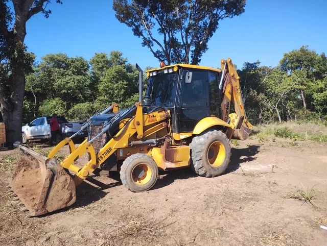  Máquina Restroescavadeira semi novo
