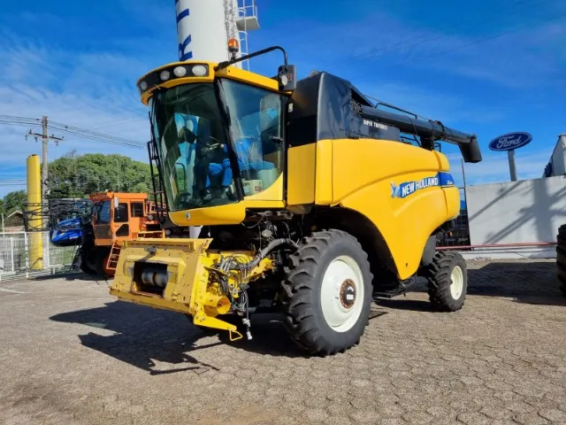 Sojeira, New Holland CR5080 ano 2013 com plataforma de 25 pés flexível.