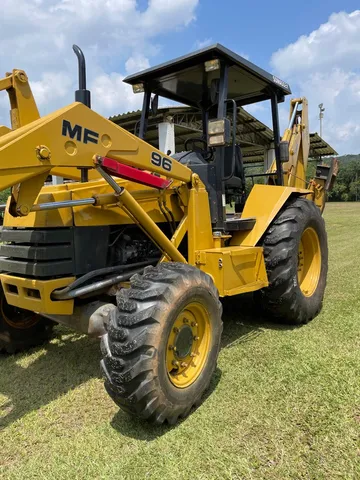 Retroescavadeira Massey Ferguson MF 96 4x4 2010 só 6800 horas