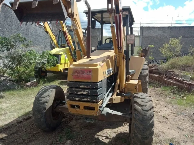 Retro escavadeira 4x4 MF96 2010
