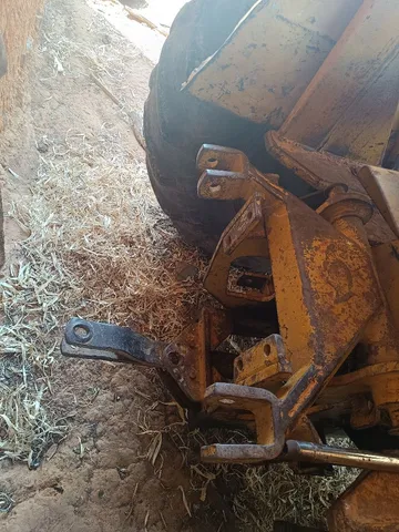 TRATOR CBT 2105 ANO 84