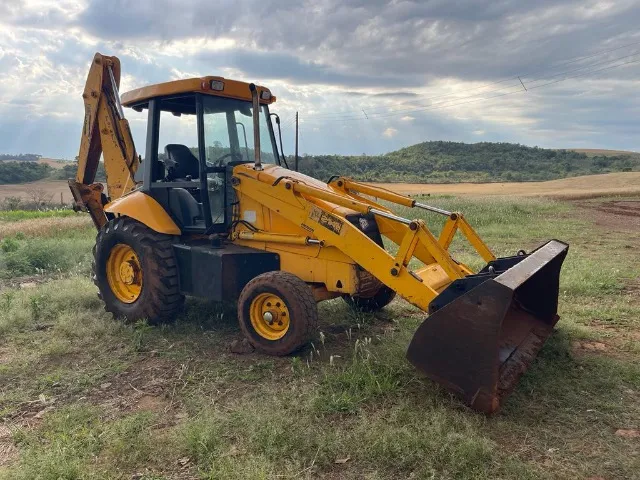 Retroescavadeira JCB ano 2005