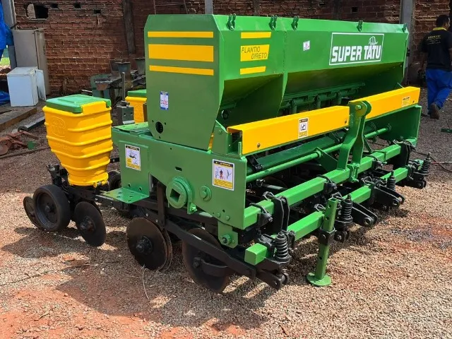 Plantadeira Tatu PST-2 4 linhas Plantio Direto no Hidráulico 