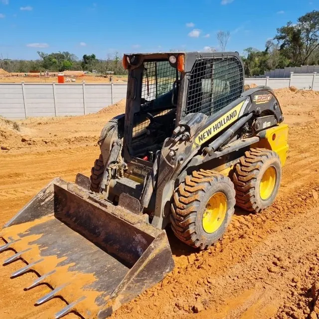 Mini carregadeira New Holland L 220 Ano 2015