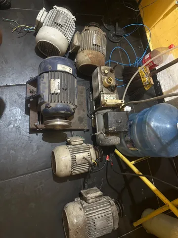 Lote de motores elétricos e bomba a vácuo 