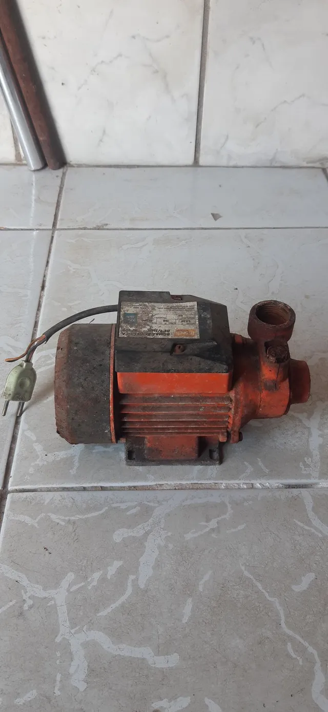 Vende-se essa bomba de água. 