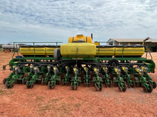 Plantadeira John Deere-2115 Arrastro a vácuo 15 linhas-ano 2013