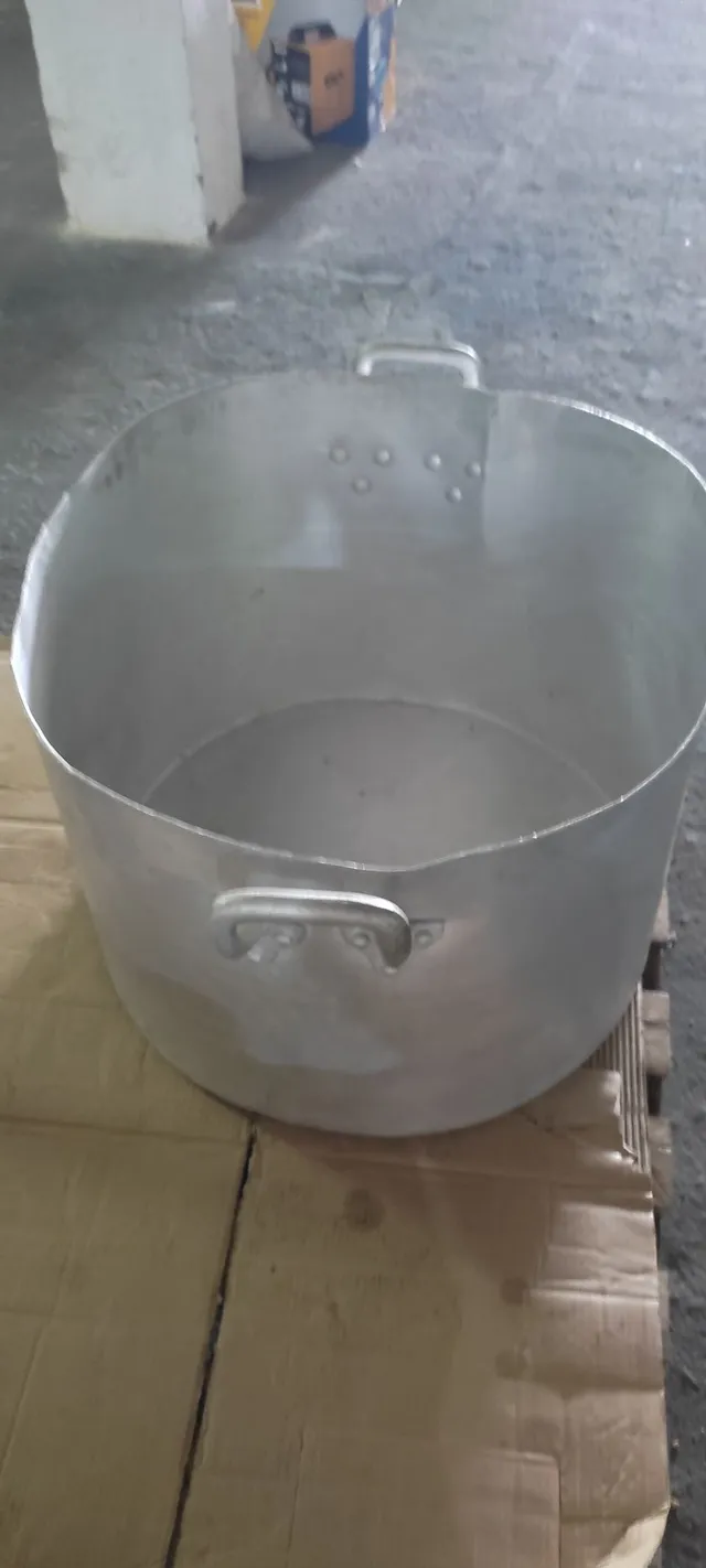 Vendo 2 caldeirões alumínio batido 70 litros 