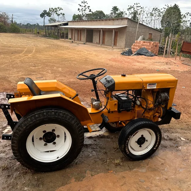 Vende se um trator agrário 