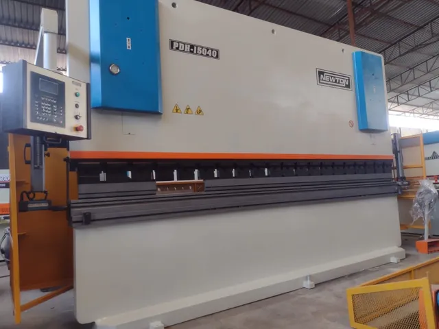 Dobradeira NEWTON USADA DE 150 TON e 4 mts 