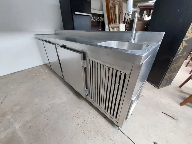 Balcão refrigerado em inox com pia