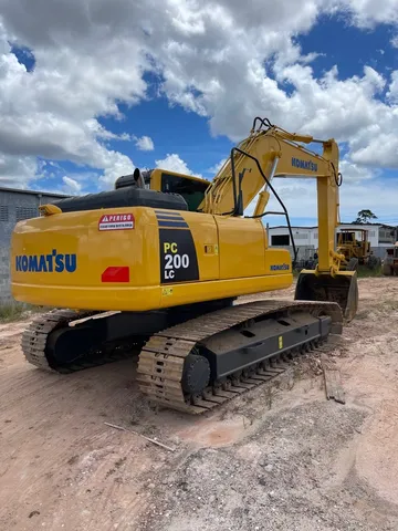 Escavadeira KOMATSU PC 200 ano 2010