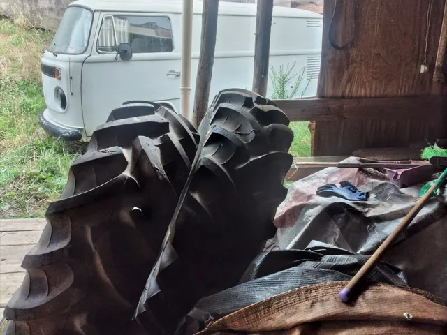 Vendo 2 pneus de trator 