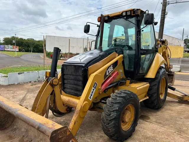 RETROESCAVADEIRA CATERPILLAR 2010