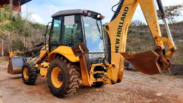 RETROESCAVADEIRA NEW HOLLAND 2014