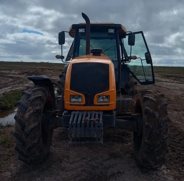 Trator Valtra BH 165 ano 2009.