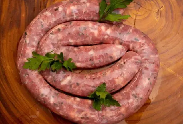 Linguiças artesanal, salame e queijo fresco 