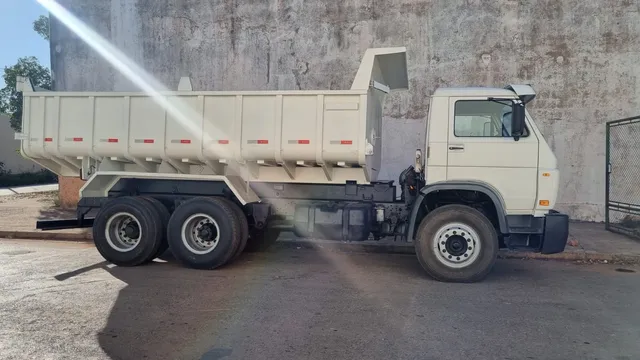 Volkswagen 24.250 caçamba 