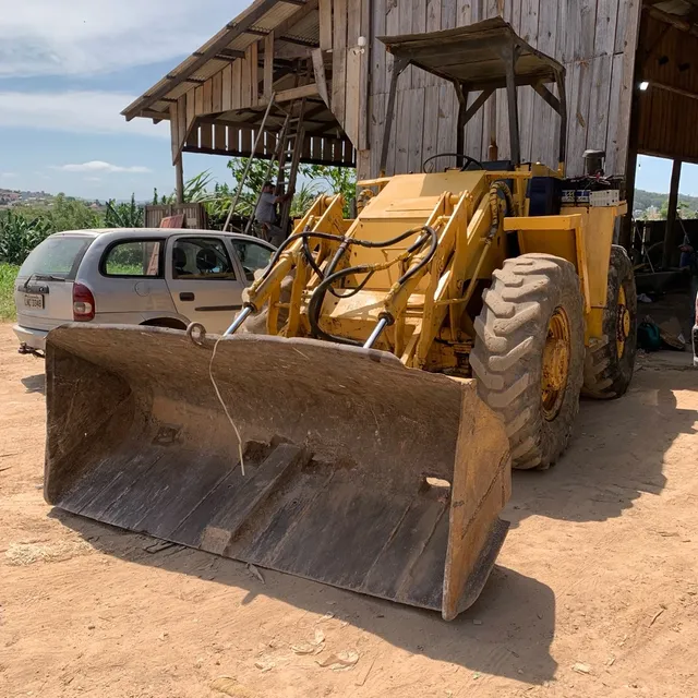 Vendo carregadeira W7 trabalhando