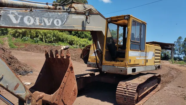 Escavadeira volvo pc 200