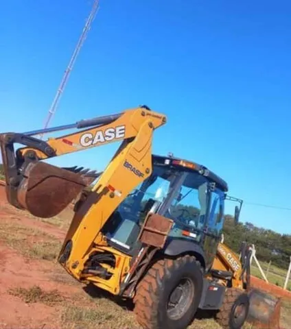 2018 Retroescavadeira Case 580n (Entrada de 30 mil)