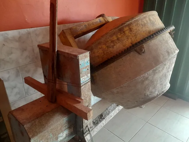 Vendo betoneira de 400 litros funcionando perfeitamente.