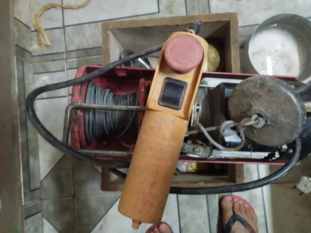 guincho de parede -coluna 600kg motor mil *