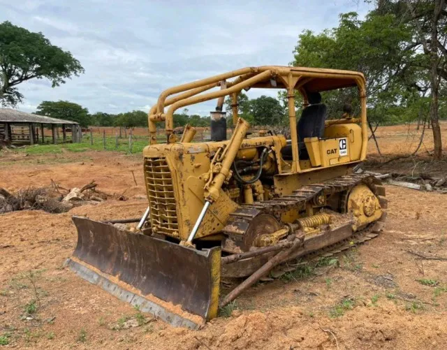 Trator de Esteiras CAT D4