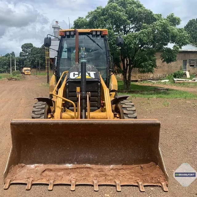RETROESCAVADEIRA CAT 416E