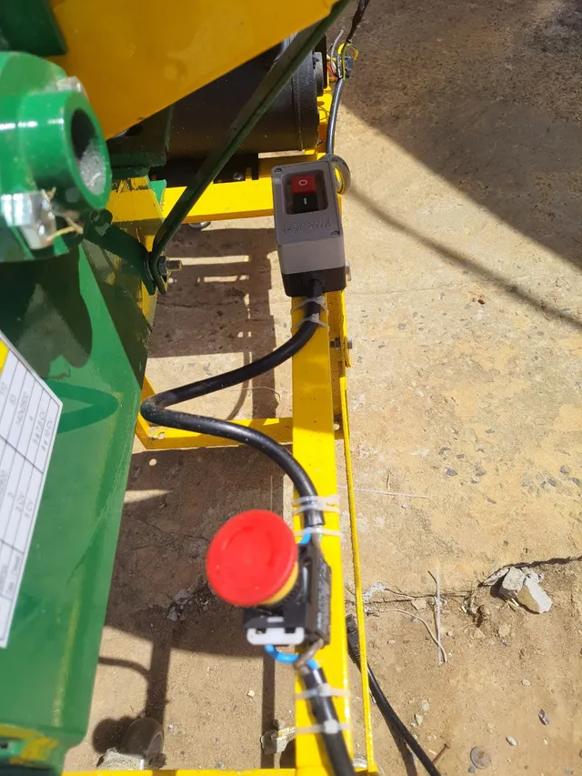 PICADOR M-600 DE SILAGEM COM MOTOR 3CV 