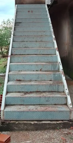Escada de metal- galpão 