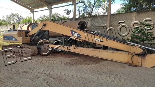 Escavadeira Caterpillaar 325D, ano 2009, c/ 11.000 hrs 